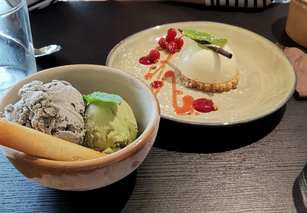 Glace Matcha Et Sésame Noir Et Délice Au Yuzu